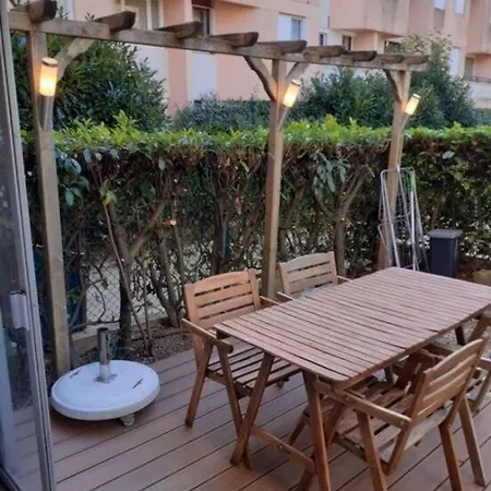 F2 Avec Terrasse, Parking Gratuit Guyancourt