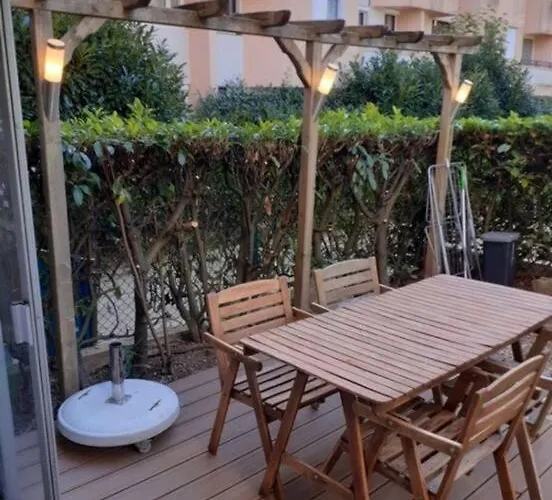 F2 Avec Terrasse, Parking Gratuit Guyancourt
